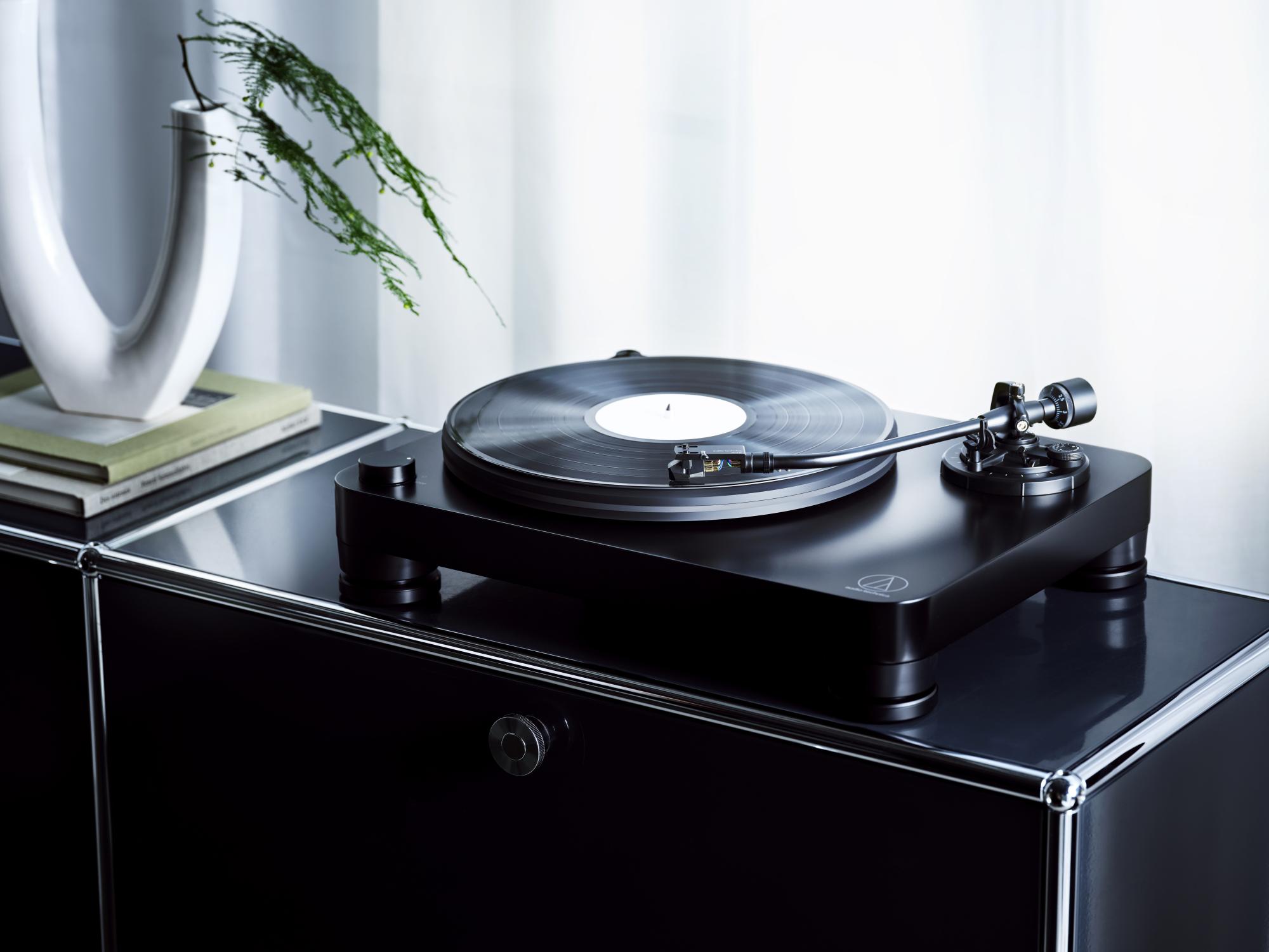 Audio-Technica представила проигрыватель винила AT-LP7X с полностью ручным управлением и ременным приводом